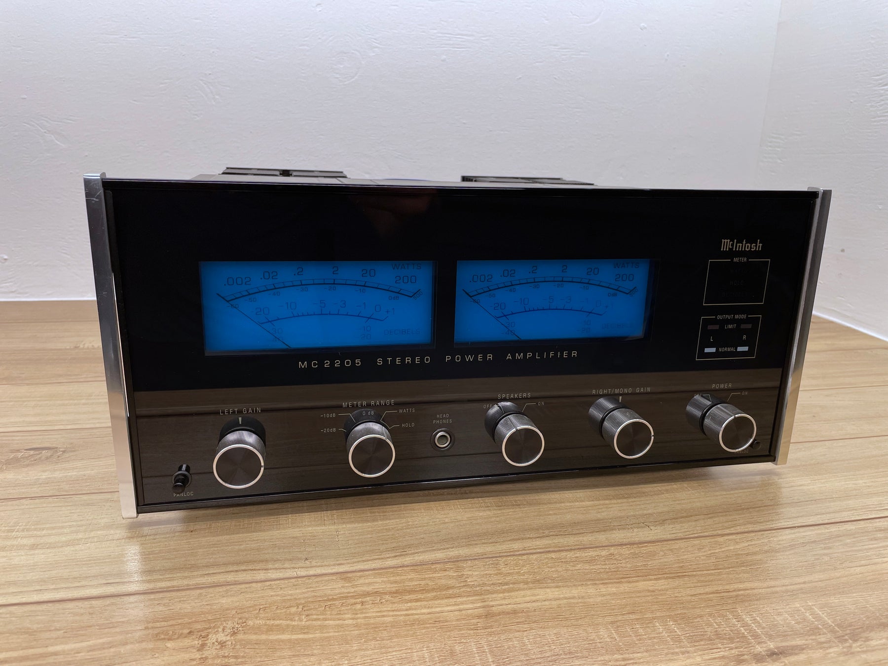 Restored McIntosh Mc2205 Amplifier and C32 Preamplifier Combo